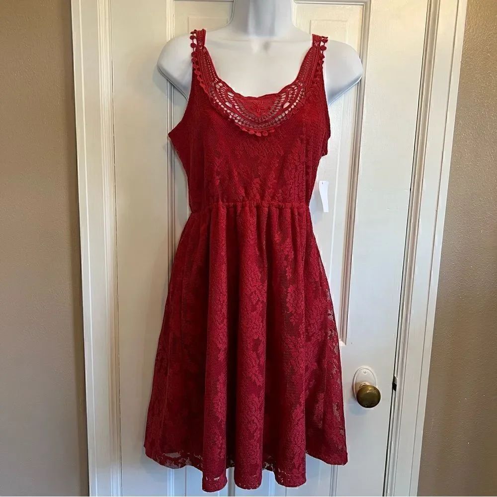 CharlotteโRusseโ
redโlaceโdress